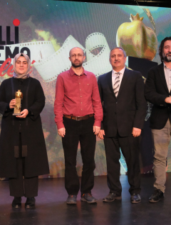 Hep Otuz Üç Yaşında Filmine Yılın Sinema Ödülü Verildi